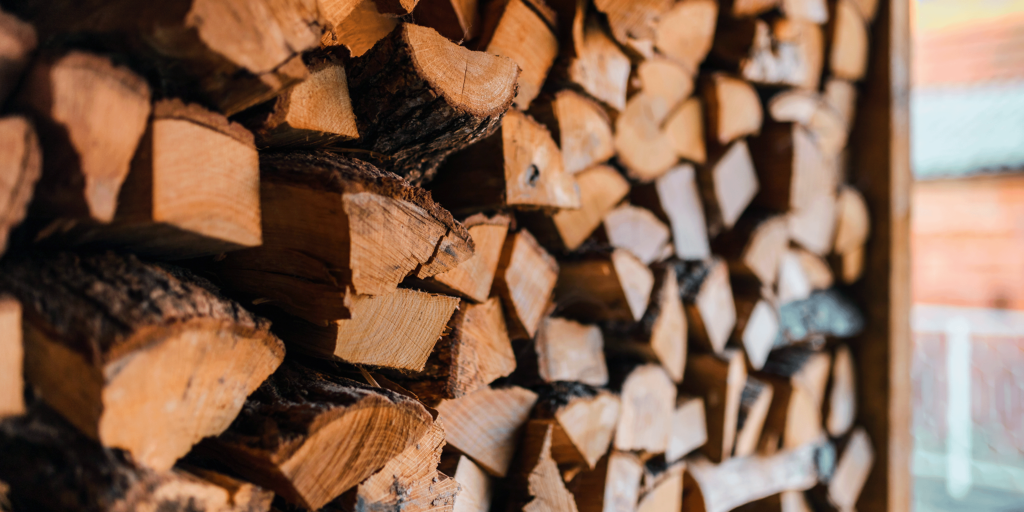 Log storage – how to store your firewood correctly and safely
